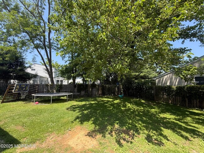 Building Photo - 977 Woodgate Ave
