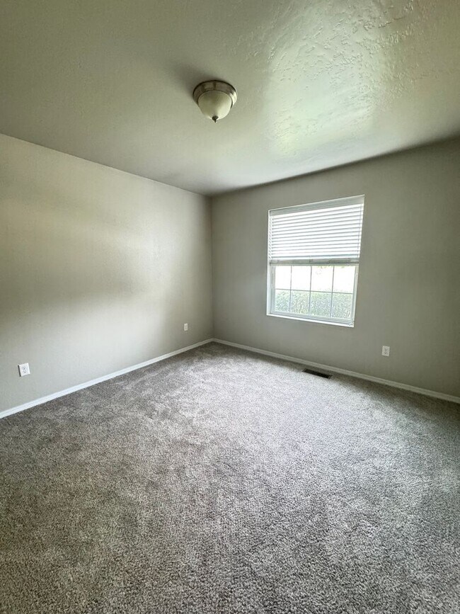 Building Photo - MOVE IN TODAY! Single level floorplan in d...