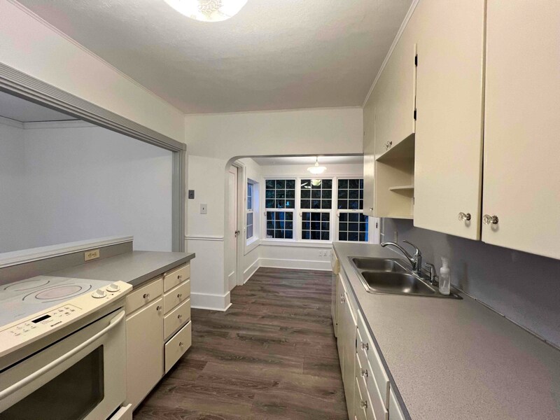 Building Photo - 400 W 17th St