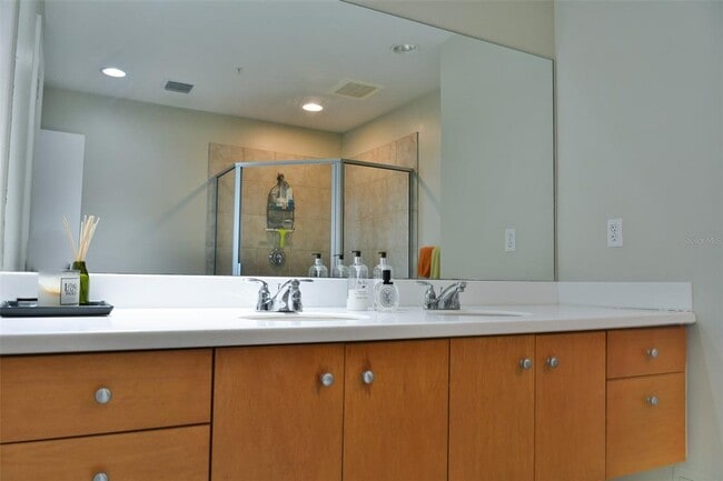 Building Photo - 1120 E Kennedy Blvd