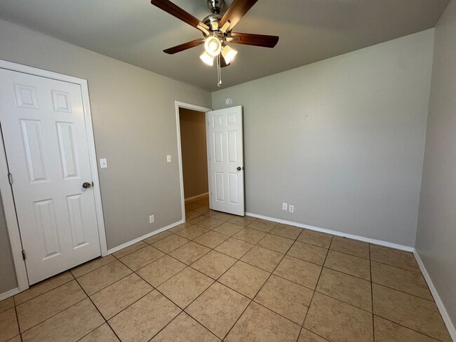 Building Photo - 3 bedroom, 2 bath, 1 car garage.
