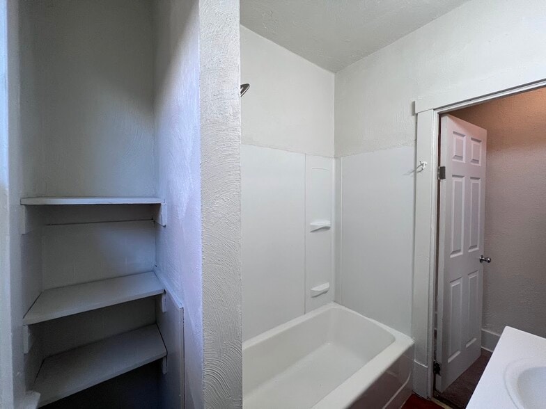 Building Photo - 827 Norwich Ave