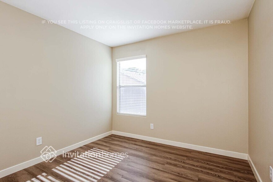 Building Photo - 12809 W Roanoke Ave