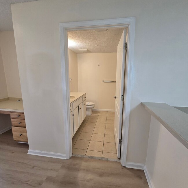 Building Photo - 1 Bedroom Condo for RENT