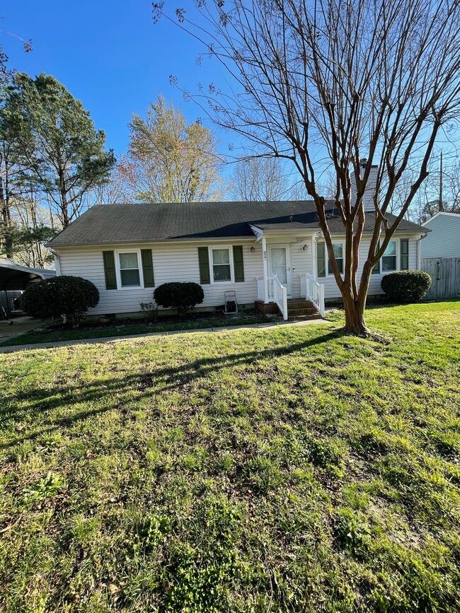 Building Photo - 827 Arondale Crescent