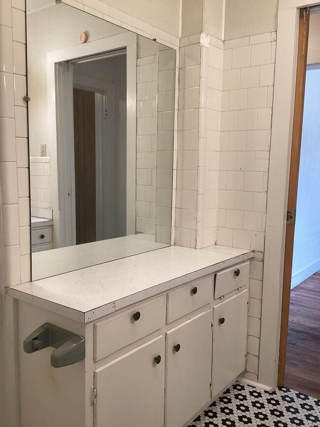 Building Photo - Cute 2 Bedroom with a little historical charm!  One block from ENMU!