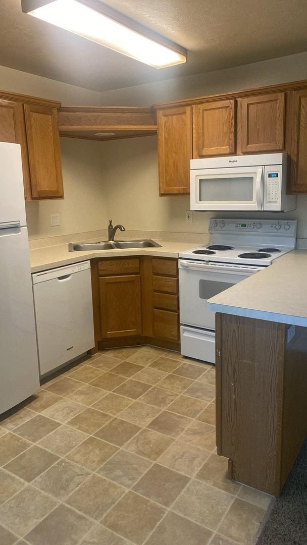 Building Photo - One Bedroom near Utah Valley Hospital, Provo Recreation Center, and BYU!