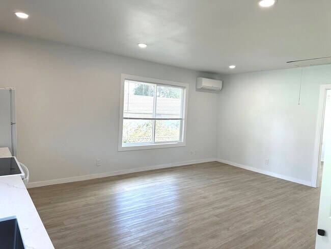 Building Photo - 47006a