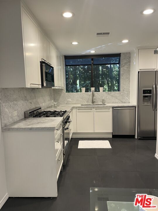 Building Photo - 9033 Vista Grande St