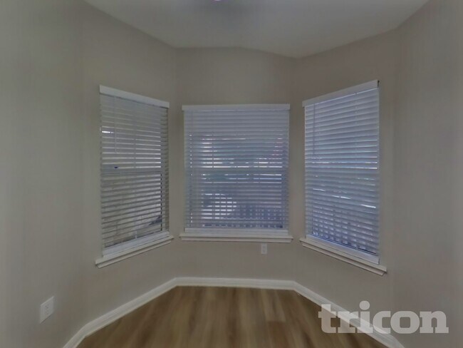 Building Photo - 6614 Cougar Village