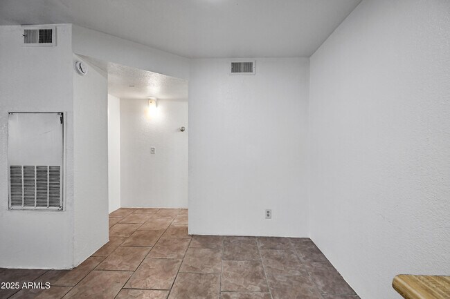 Building Photo - 725 E Vogel Ave