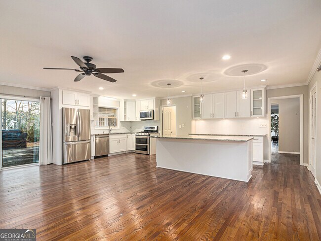 Building Photo - 3590 Cloudland Dr