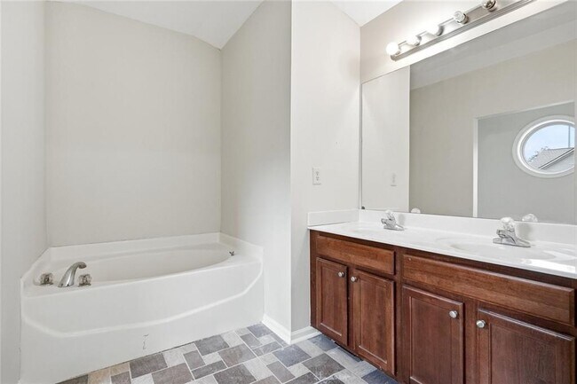Building Photo - 6199 Thorncrest Dr