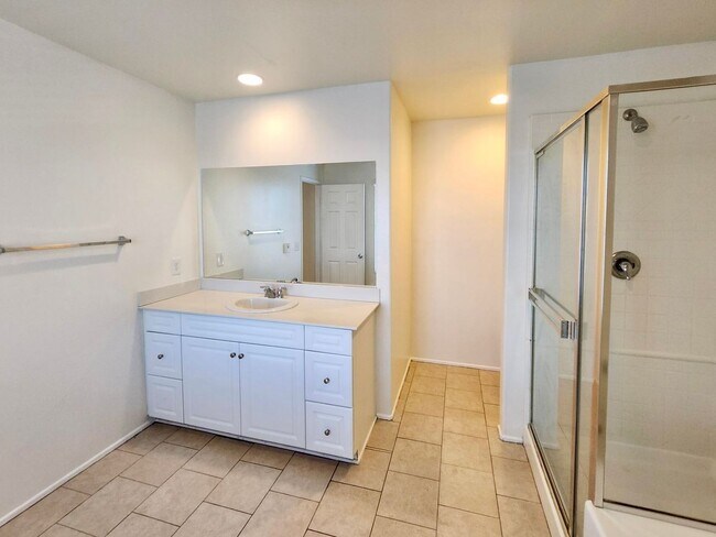 Building Photo - Newer 5 Bedroom home in quiet Lancaster co...