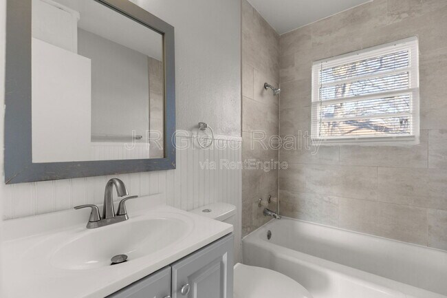 Building Photo - 103 N Tyler St