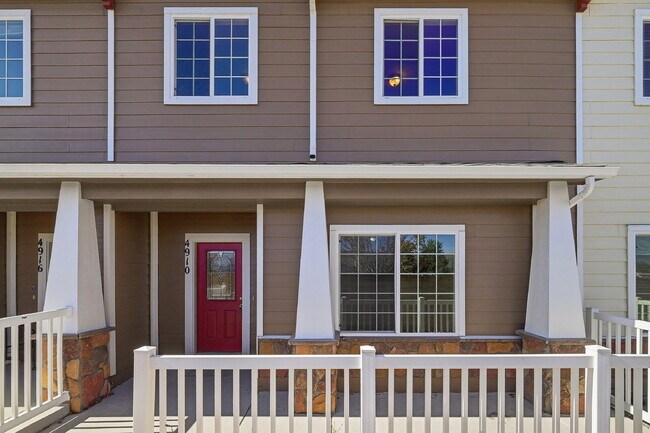 Building Photo - $1,895.95- 3-bed, 2.5-bath townhome in Colorado Springs!