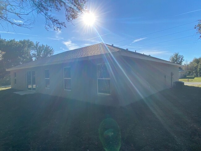 Building Photo - Custom Home - Desirable SW Ocala Neighborhood 3/2/2 **Won't Last**