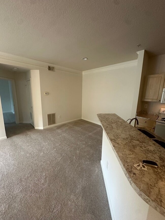 Building Photo - Lovely 2-bedroom, 2-bath condo available f...