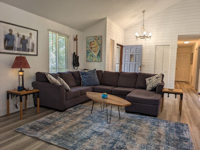 Living room & front door - 4440 Saxon Dr