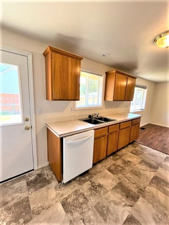 Building Photo - 2Bd/1.5Bath Single story duplex McMinnville