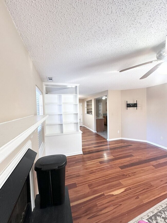 Building Photo - Updated Condo Near Shore Drive