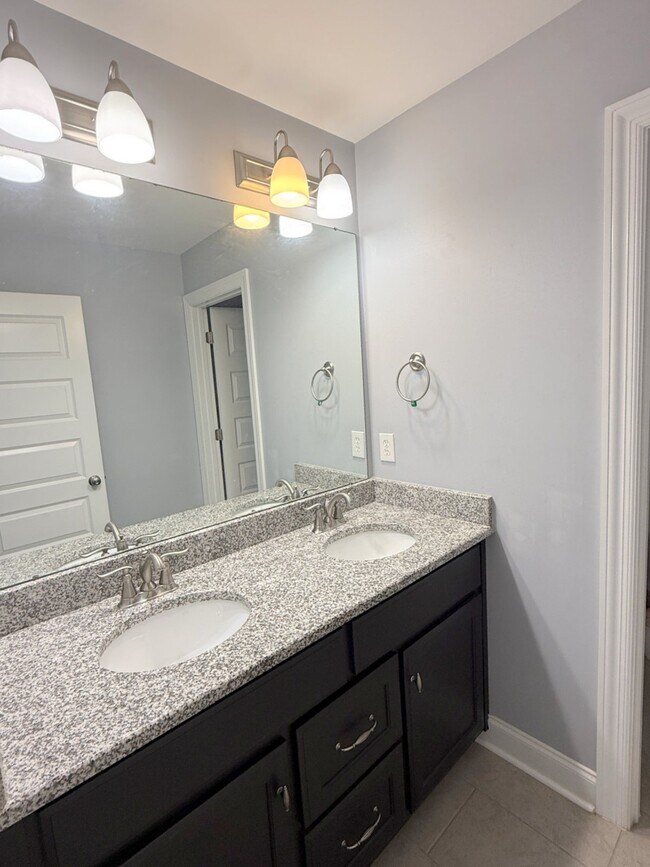 Building Photo - 218 Woodgrove Dr NW