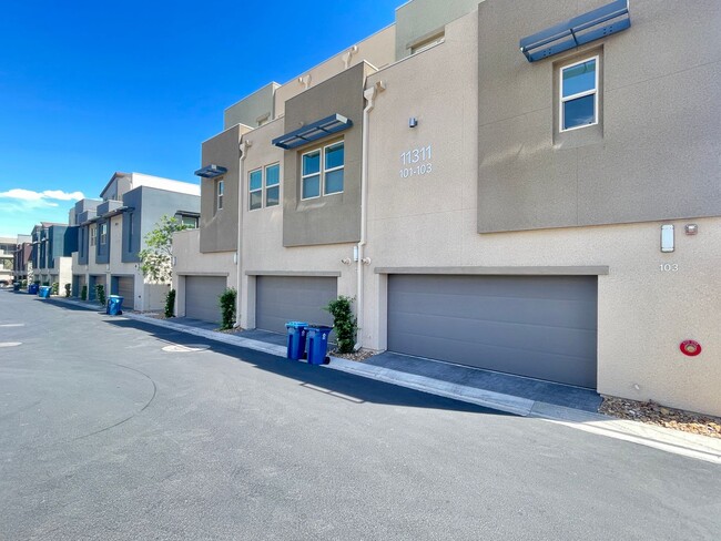 Building Photo - This spectacular 3-bed condo located acros...