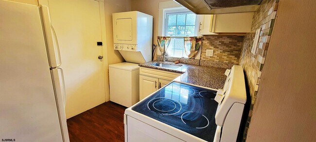 Building Photo - 239 Roosevelt Ave