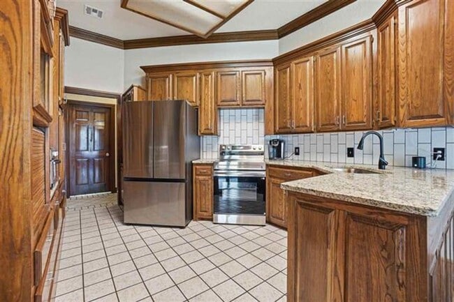 Building Photo - Beautiful 4 Bedroom Home with Pool – Available Now!