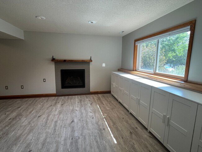 Building Photo - Beautifully Updated 4-Bed Home in Prime NW...