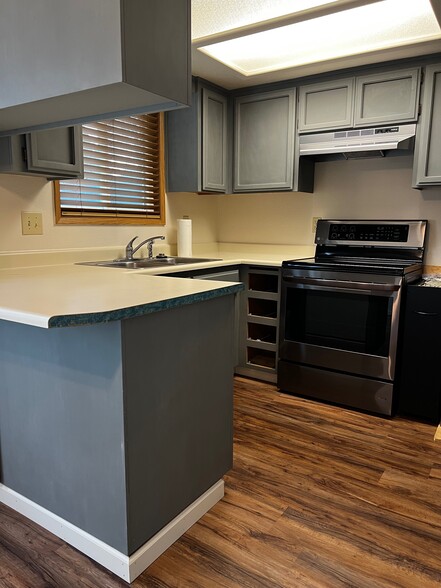 Kitchen - 2243 Poplar Dr