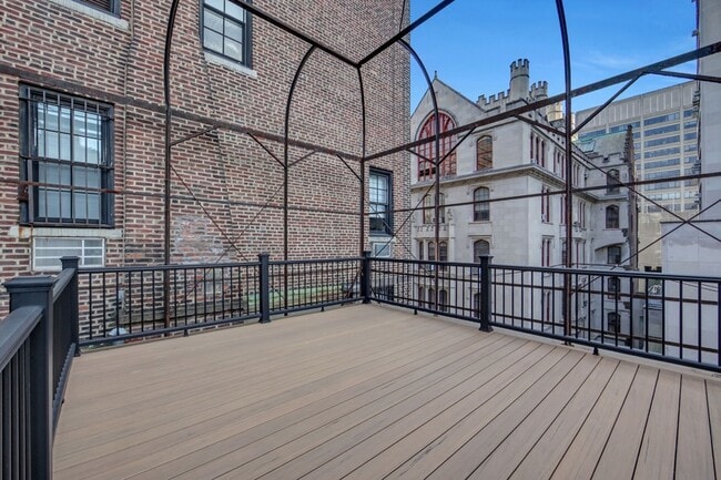 Building Photo - 127 E 69th St