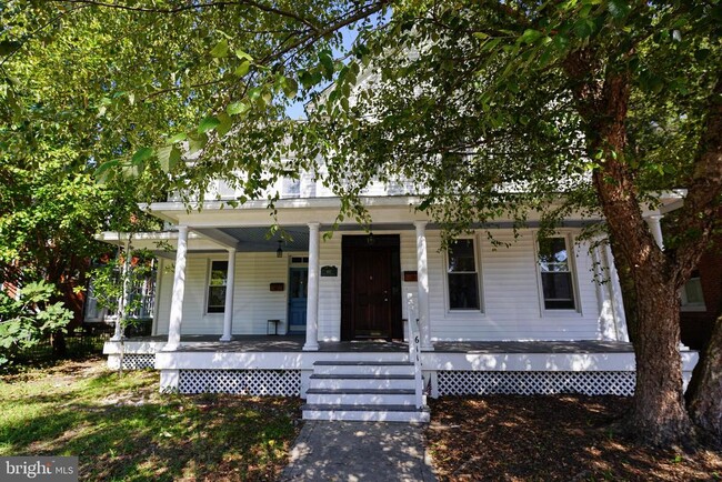 Building Photo - 611 Locust St