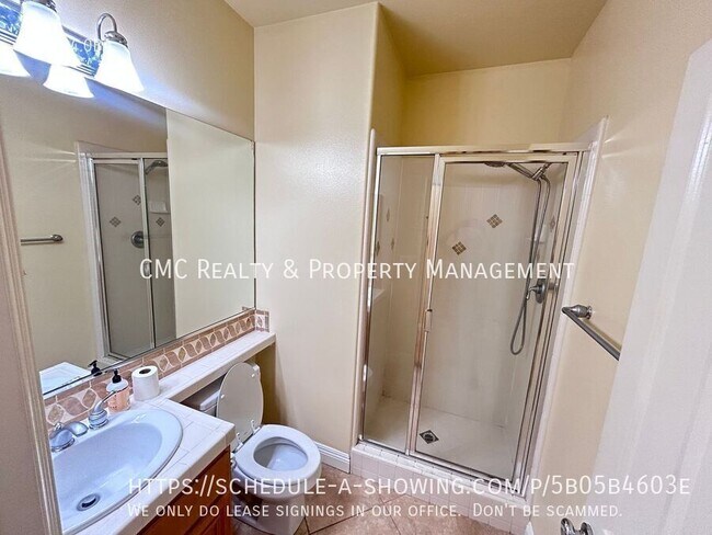 Building Photo - 2541 Hillcrest St