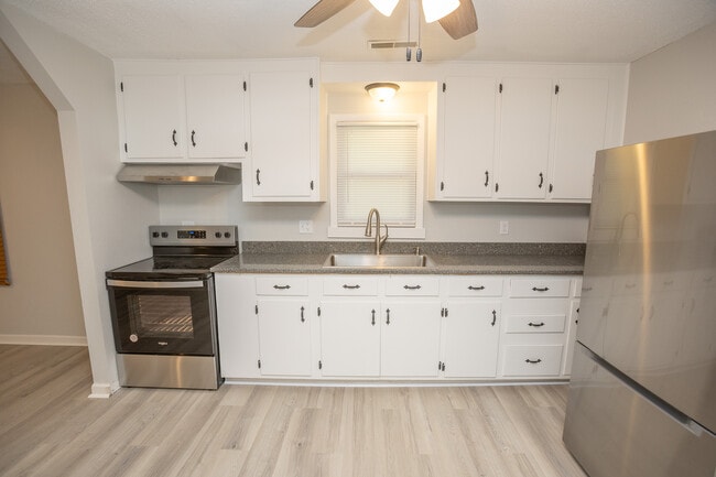 Building Photo - 917 Harding St