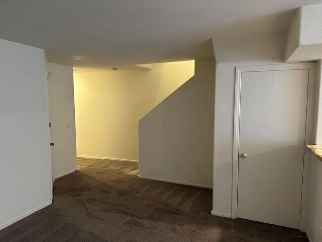 Building Photo - 3 Bedroom Townhouse!! in Gated Community!!...