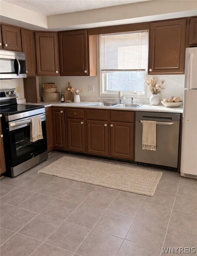 Building Photo - 141 Draden Ln