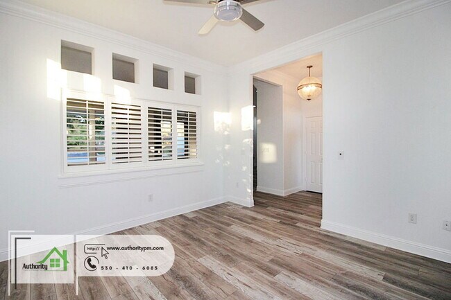 Building Photo - 2724 Western Oak Dr