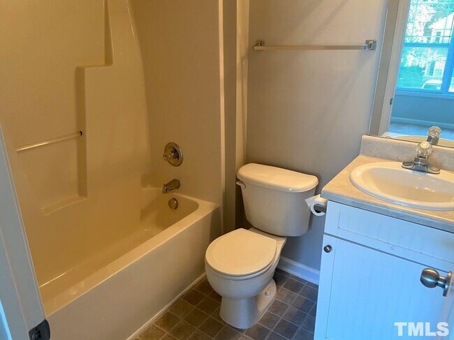 Building Photo - 3 Bedroom 3.5 Bath Townhome close to NCSU