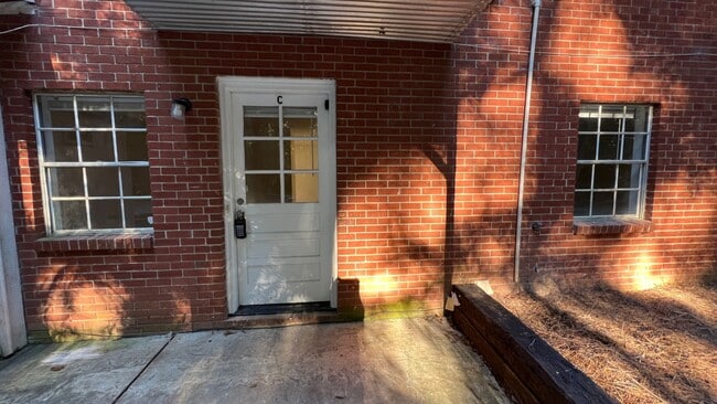 Building Photo - Welcome to our Rent Special in Fayetteville! This charming 2 bedroom, 1 bathroom house is perfect...