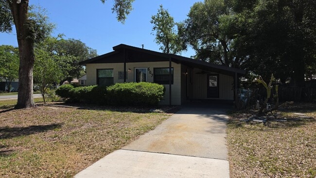 Building Photo - 2 bed 1 bath just remodeled
