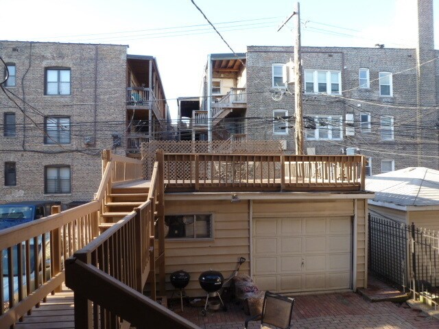 Building Photo - 902 W Newport Ave
