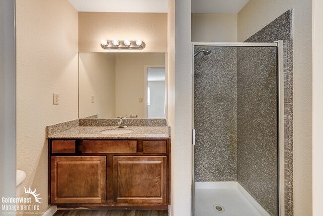Building Photo - Amazing 2Bdm 2Ba Condo Located in the Guard-Gated Bella Vita Community!