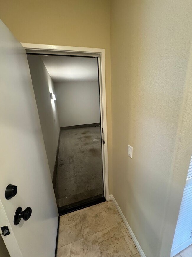 Building Photo - Beautiful 2 Bedroom/2 Bathroom + Bonus Room in Gated Community