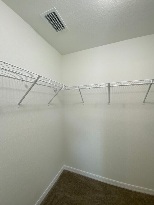 Building Photo - Desirable SE Neighborhood - 3/2/2 Silver Spring Shores **Available NOW**