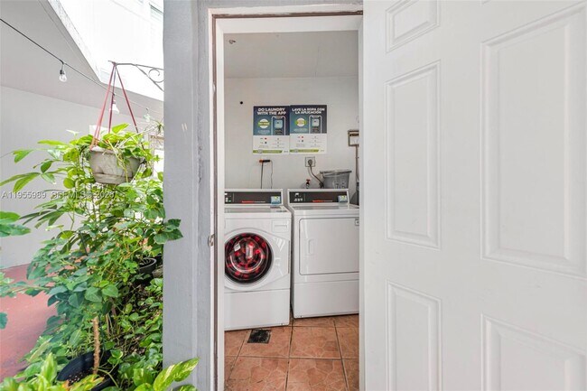 Building Photo - 1715 NE Miami Gardens Dr