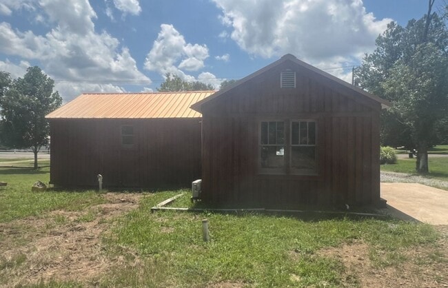 Building Photo - Newly Renovated! - $1,295 Month / $1,900 Down