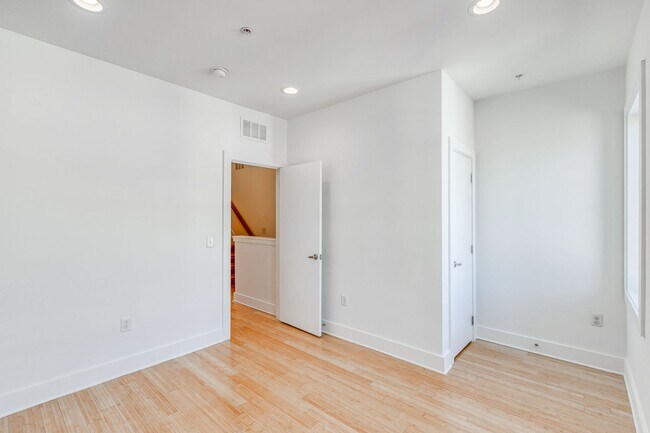 Building Photo - 621 S Clarion St