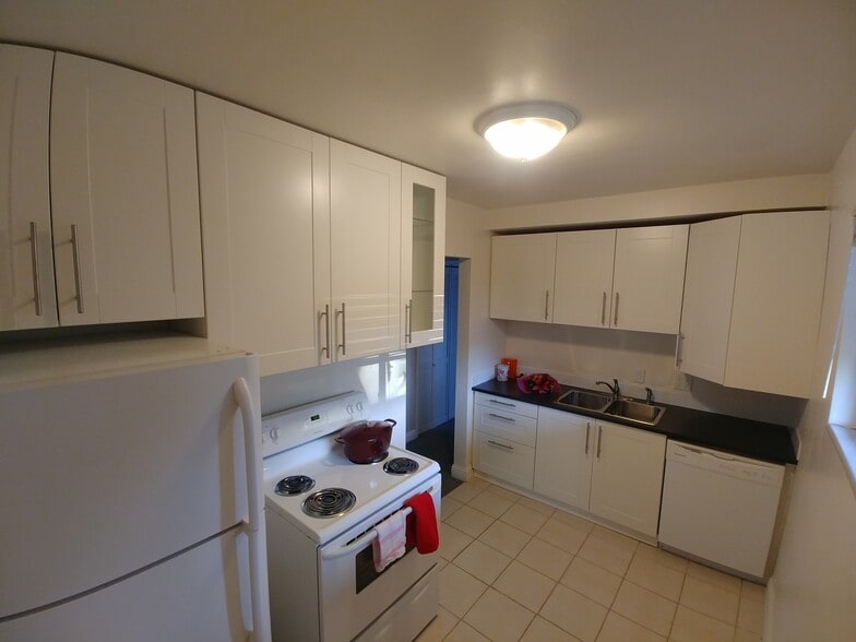 Kitchen - 2544 S Park St