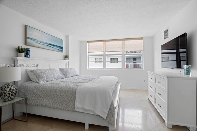 Building Photo - 6917 Collins Ave